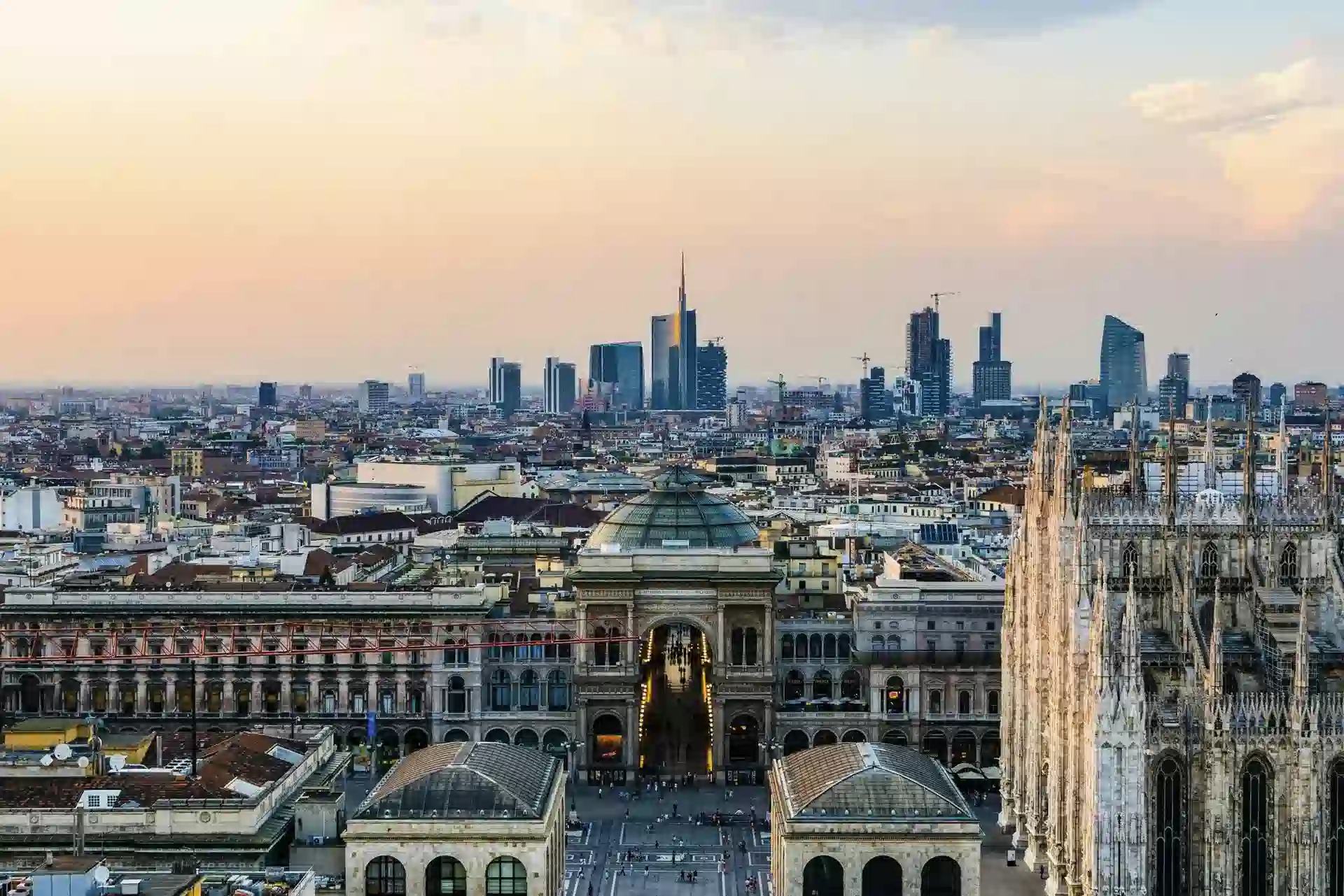 Studio di consulenza fiscale a Milano con scrivania, documenti e calcolatrice